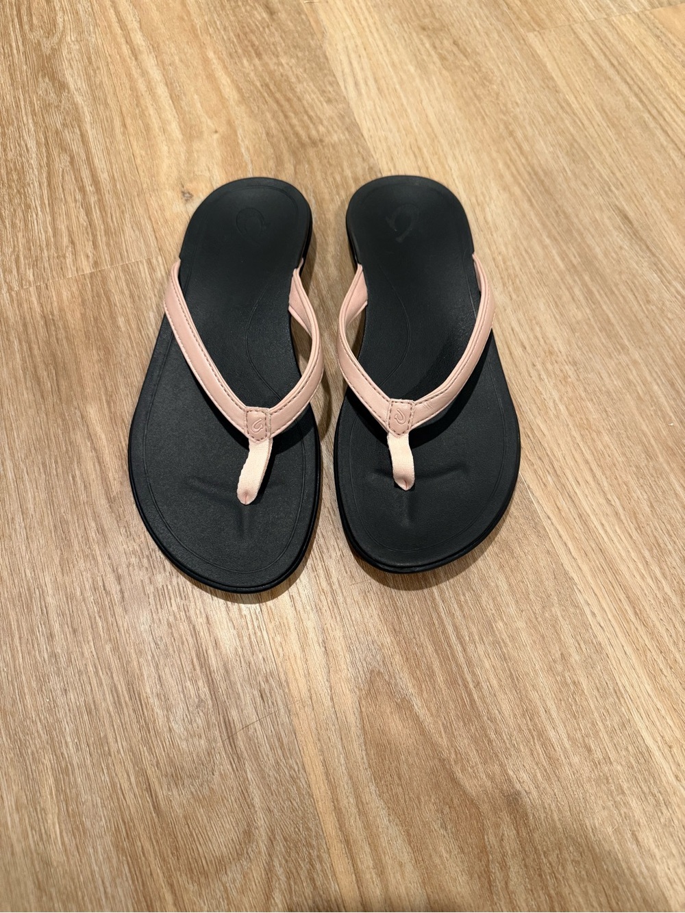 OluKai Ho’opio Petal Pink Metallic/Black Sandals
